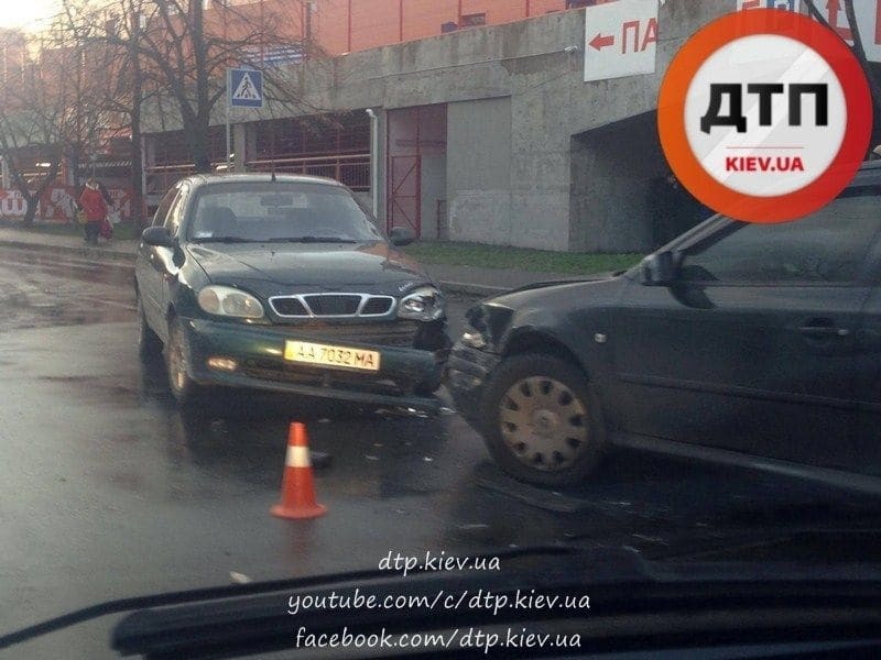 Тройной удар: в Киеве столкнулись Daewoo, Skoda и Volkswagen 