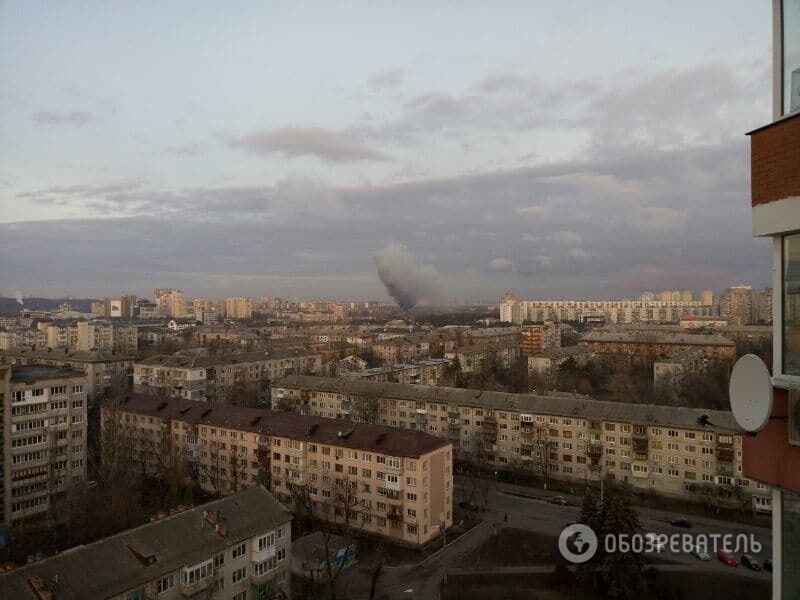 В Киеве засняли мощный пожар в промзоне: видео и фотофакт