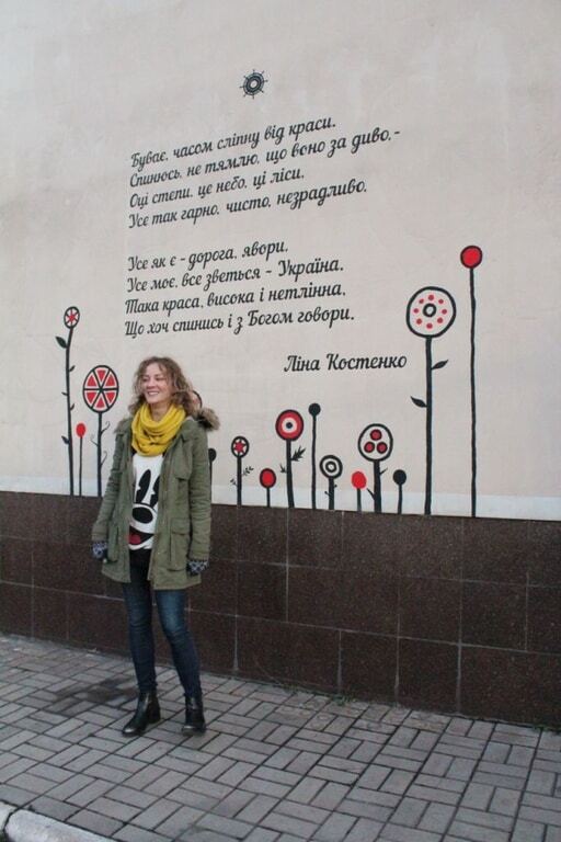 Дончанка расписала Мариуполь патриотическими стихами: фоторепортаж