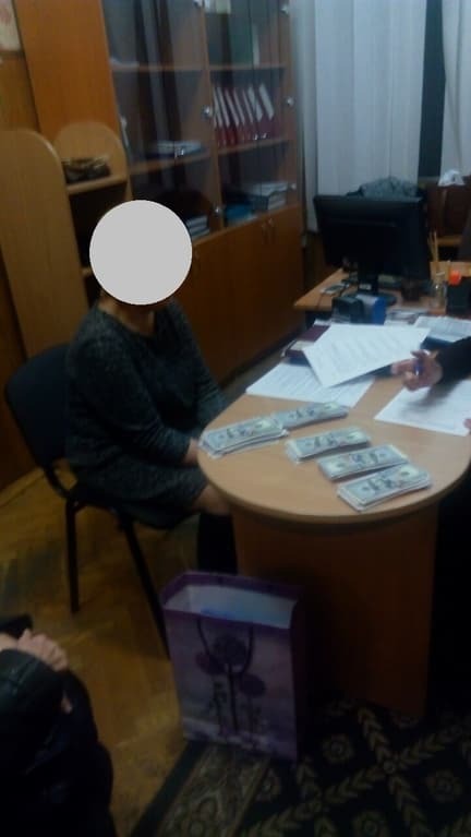 50 тисяч доларів: у Києві затримали керівника-хабарника