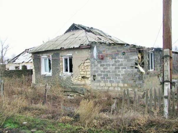 Усі виїхали у Вашингтон: журналісти показали зруйноване село на Луганщині