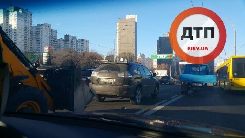 ДТП в Киеве: водитель экскаватора "попал" на Lexus. Опубликовано видео