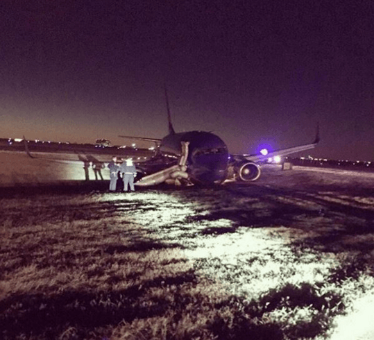 В США аварийно сел самолет: есть пострадавшие, опубликованы фото