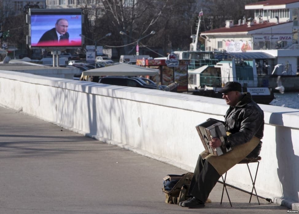 "Зомботрон" в дії: як на вулицях Криму транслювали прес-конференцію Путіна. Опубліковані фото