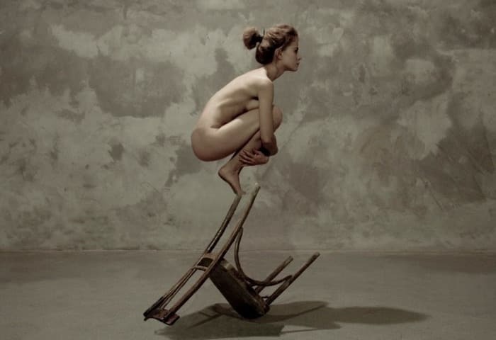 Вызов гравитации: фото обнаженных девушек, балансирующих на грани невозможного