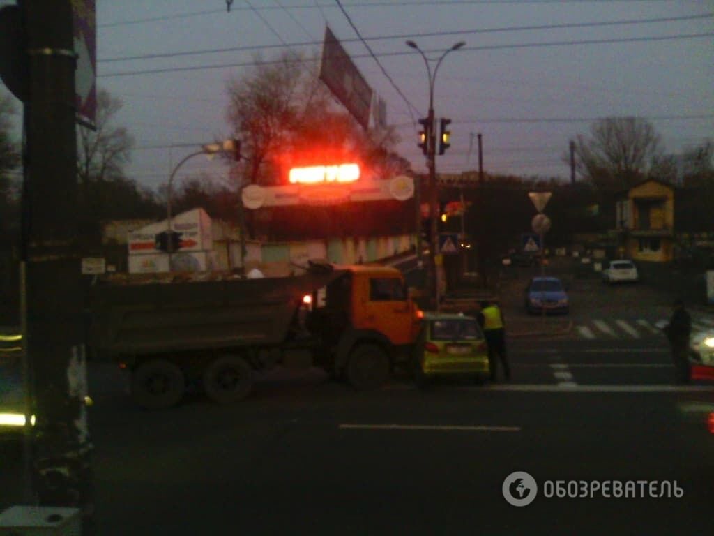 В Киеве КамАЗ протаранил мини-легковушку: опубликованы фото и видео