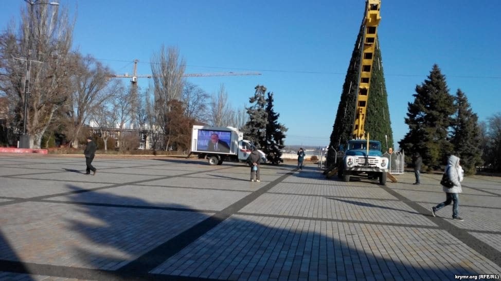 "Зомботрон" в дії: як на вулицях Криму транслювали прес-конференцію Путіна. Опубліковані фото