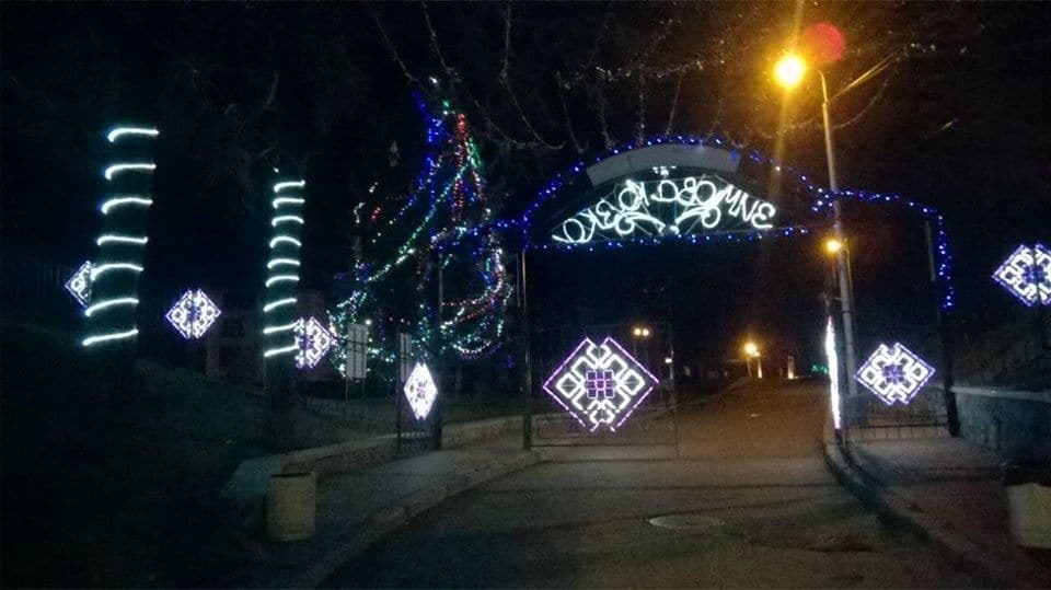 В Киеве "засветилось" новогоднее Певческое поле: фотофакт