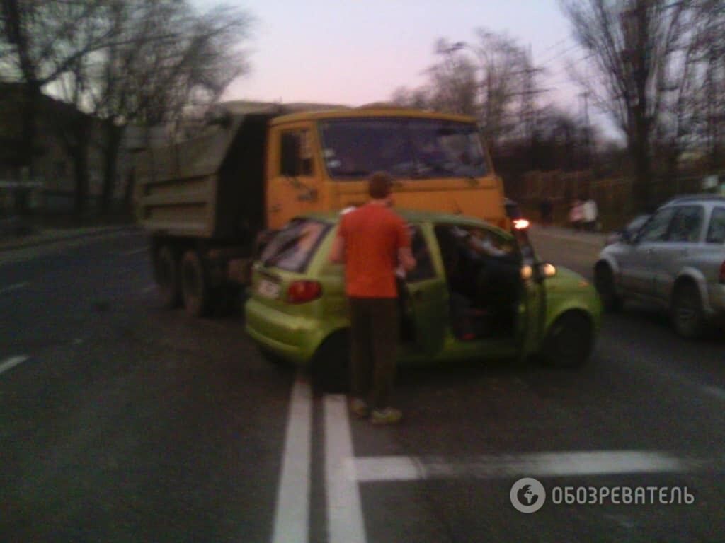 В Киеве КамАЗ протаранил мини-легковушку: опубликованы фото и видео