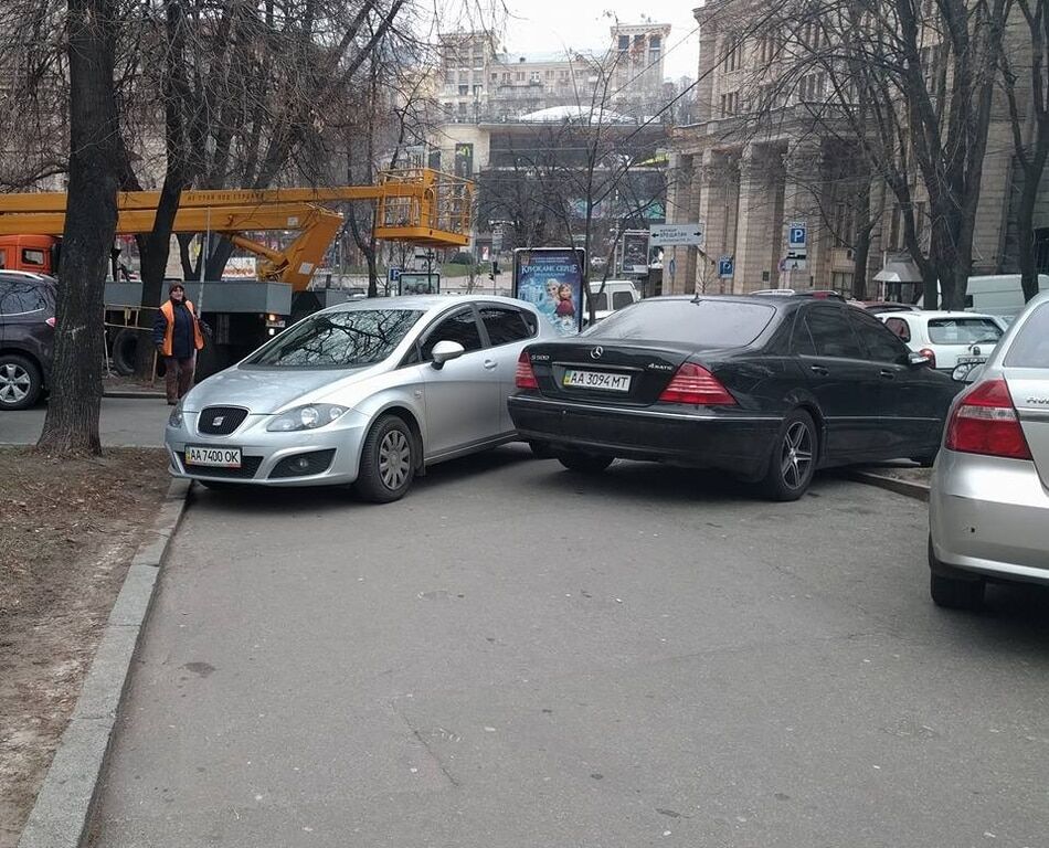 В центре Киева "герой парковки" перекрыл тротуар