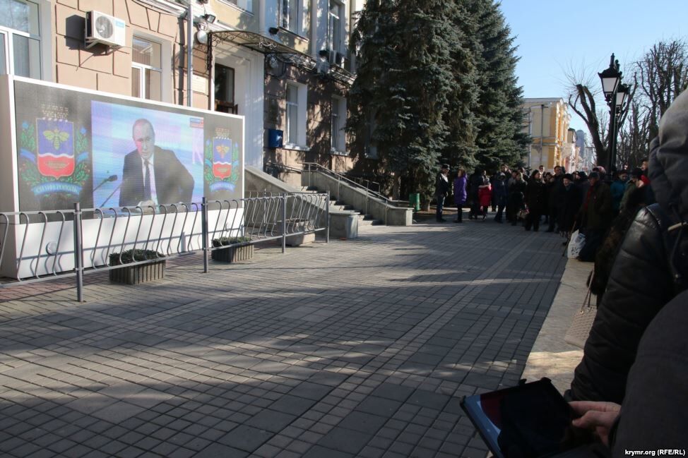 "Зомботрон" в дії: як на вулицях Криму транслювали прес-конференцію Путіна. Опубліковані фото