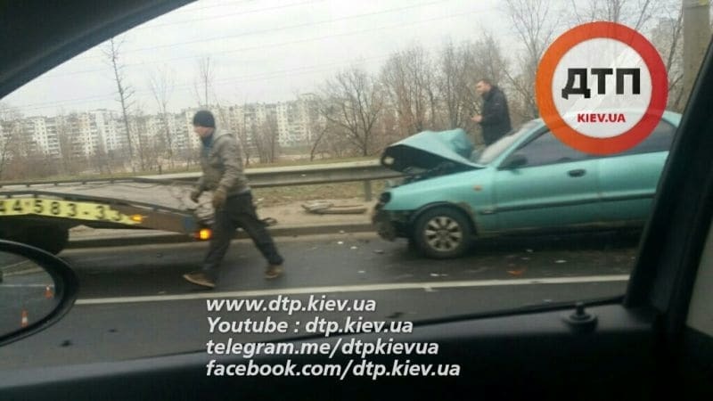 В Киеве из-за ДТП остановилась дорога на Троещину
