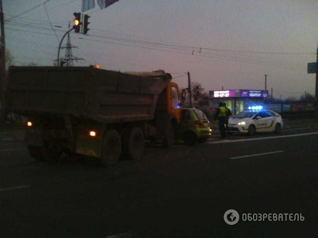 В Киеве КамАЗ протаранил мини-легковушку: опубликованы фото и видео