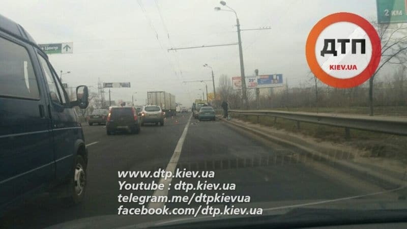 В Киеве из-за ДТП остановилась дорога на Троещину