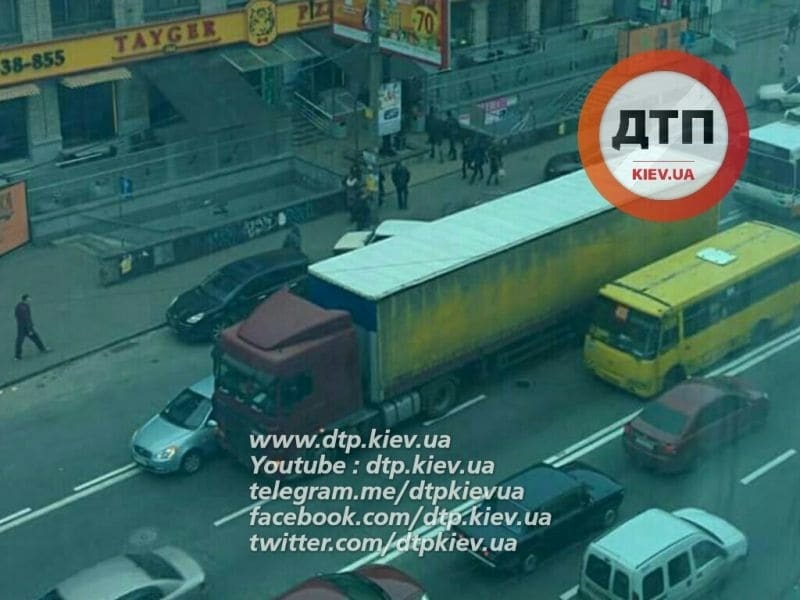 У Києві на Шулявці вантажівка "зчепилася" з Hyundai