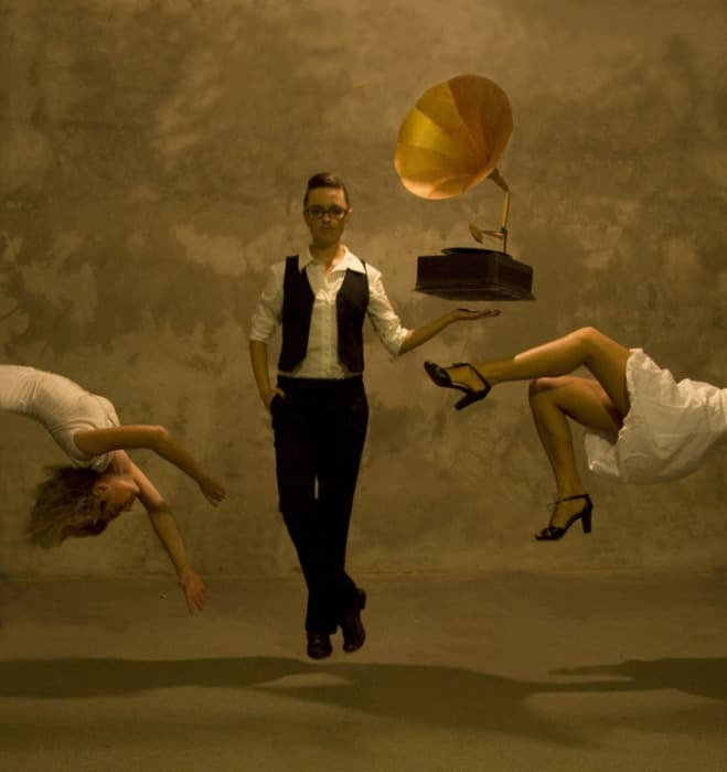 Вызов гравитации: фото обнаженных девушек, балансирующих на грани невозможного