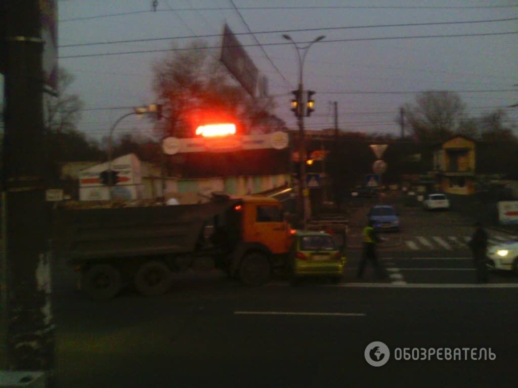 В Киеве КамАЗ протаранил мини-легковушку: опубликованы фото и видео