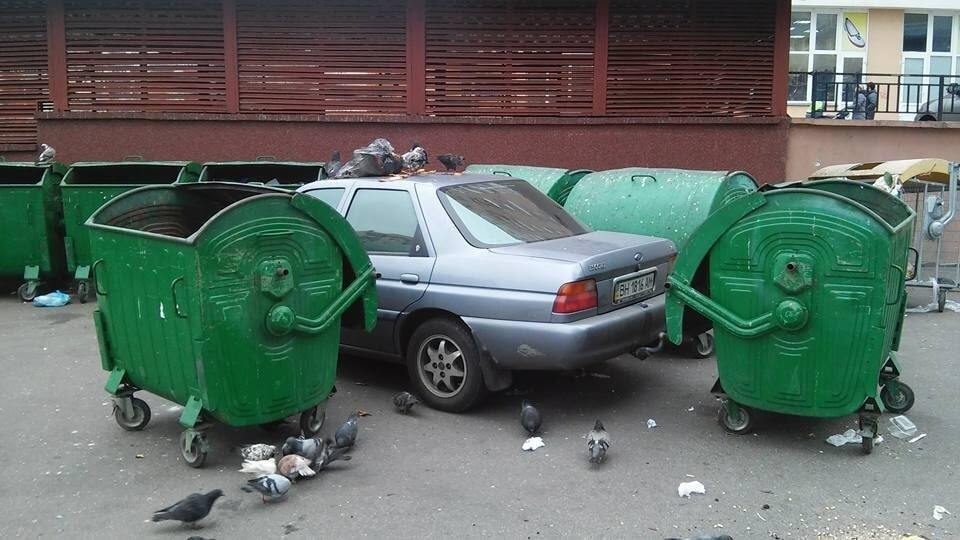 У Києві автомобіль героя парковки заблокували сміттєвими баками: фотофакт