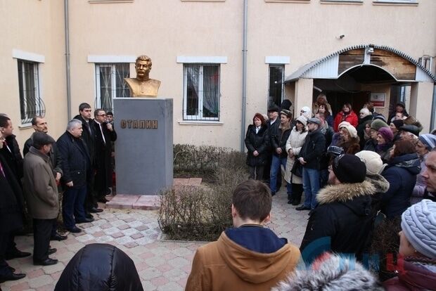 В оккупированном Луганске открыли бюст Сталина