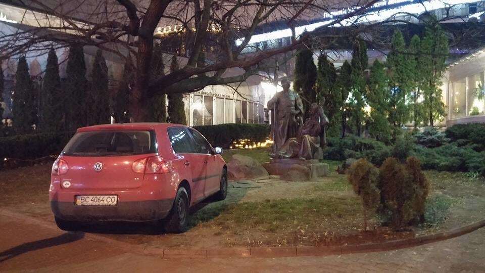 Гетман приехал: в Киеве "герой парковки" запарковался под памятником