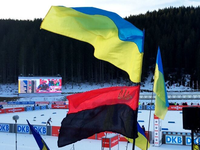 Росіяни закотили істерику через українські прапори на Кубку світу з біатлону