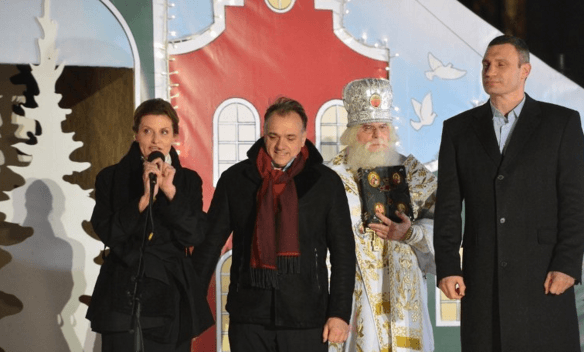 Кличко и первая леди Украины открыли главную елку страны