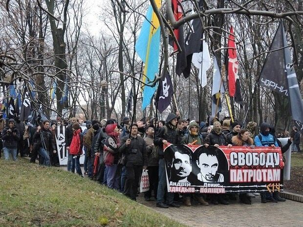 У Києві вийшли на марш на підтримку підозрюваних у вбивстві Бузини: фото з місця подій