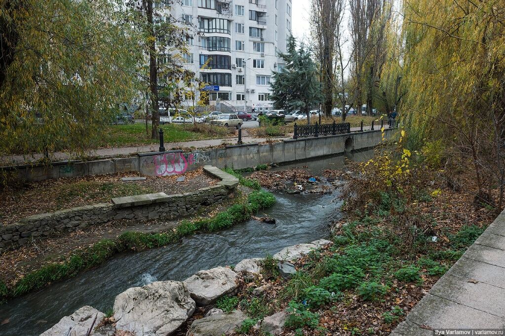 Із нового тільки портрети Путіна: журналіст показав розруху Кримнаша