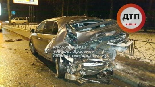У Києві водій на BMW розбив припаркований автомобіль
