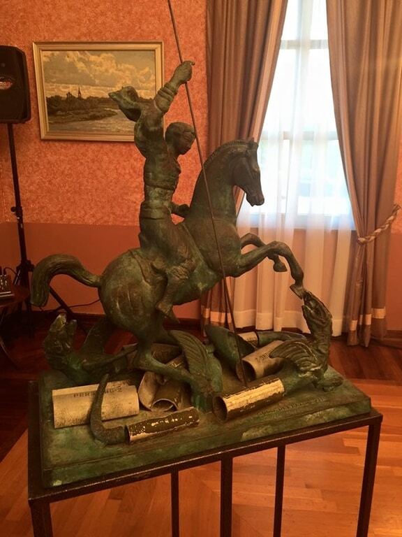 Презент со смыслом: Лаврову на Кипре подарили статуэтку горного барана