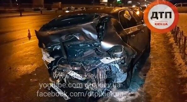 В Киеве лихач на BMW разбил припаркованный автомобиль