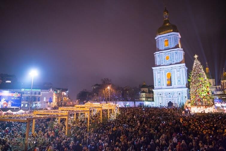 В Киеве зажгли главную елку страны