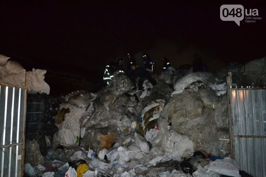 В Одессе ночью горел завод: опубликованы фото