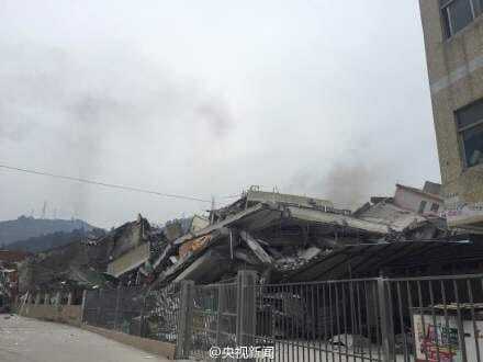 В Китае из-за оползня рухнули многоэтажки: фото с места событий