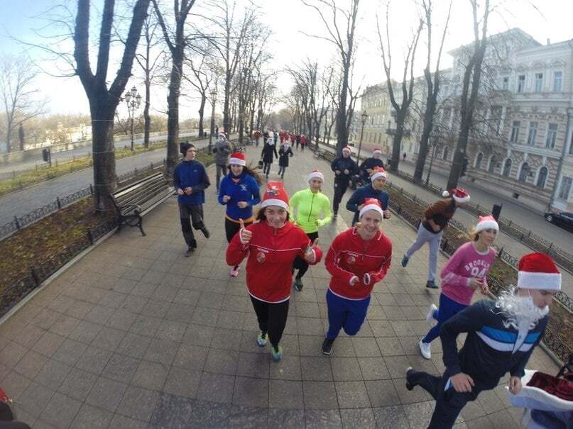 В Одессе устроили массовый забег Санта Клаусов: фоторепортаж 