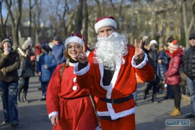В Одессе устроили массовый забег Санта Клаусов: фоторепортаж 