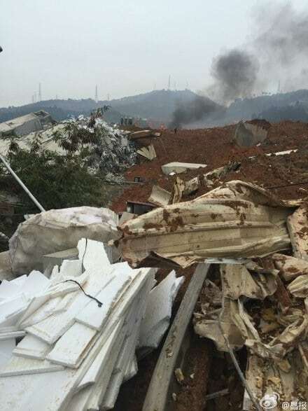 В Китае из-за оползня рухнули многоэтажки: фото с места событий