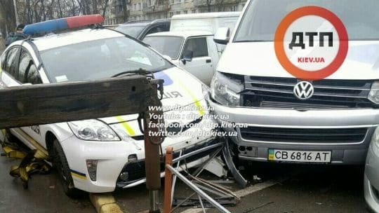В Киеве полицейские врезались в припаркованные авто