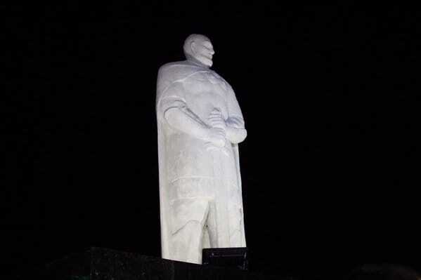 Зі смолоскипами і патріотичними гаслами: у Маріуполі встановили пам'ятник князю Святославу. Фотофакт