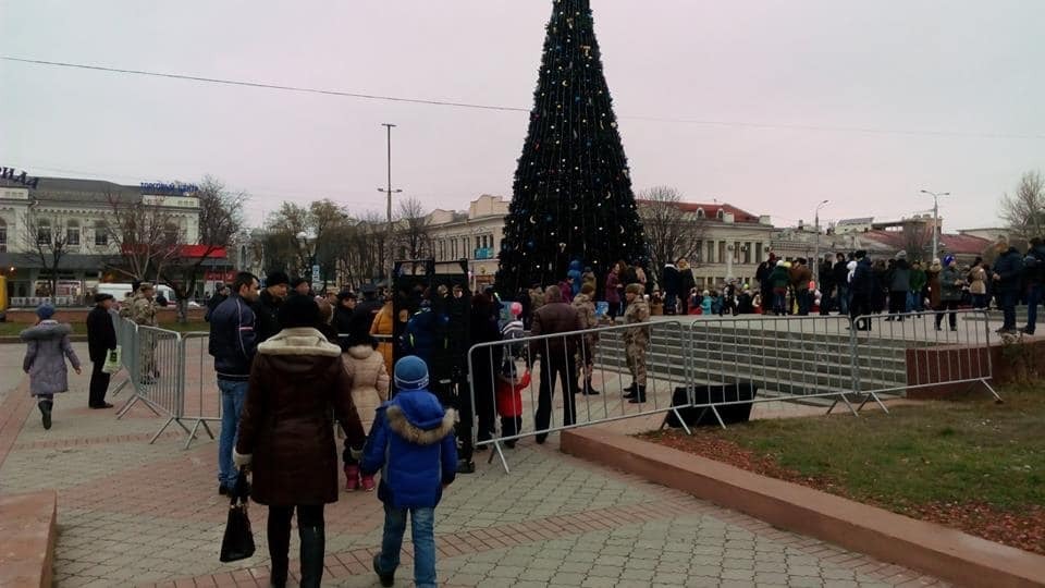 В Симферополе дети идут к новогодней ёлке через металлоискатели
