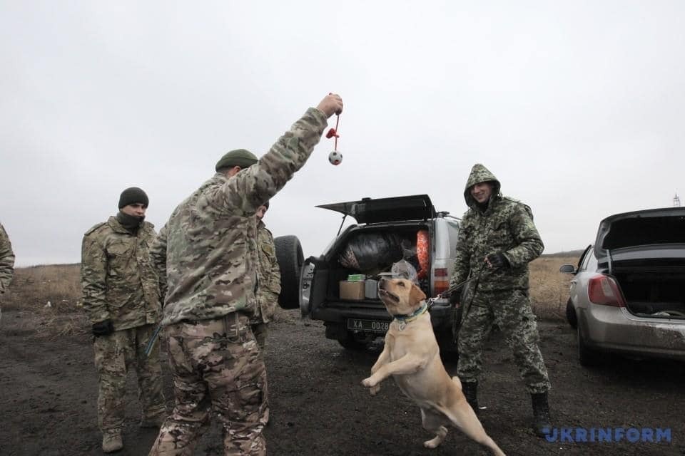 На Луганщине Дед Мороз первым пришел к "хвостатым пограничникам": опубликованы фото