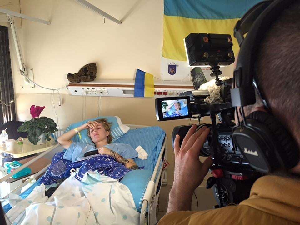 "Чергова перемога": волонтер Зінкевич змогла сісти після операції