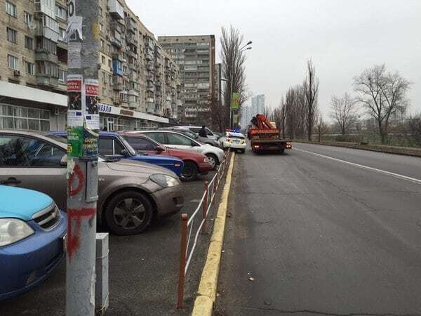 В Киеве полицейский уснул за рулем и протаранил забор автостоянки