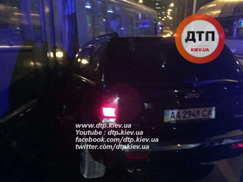 У Києві авто влетіло в тролейбус: опубліковані фото