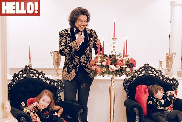 Филипп Киркоров снялся в праздничной фотосессии с подросшими детьми