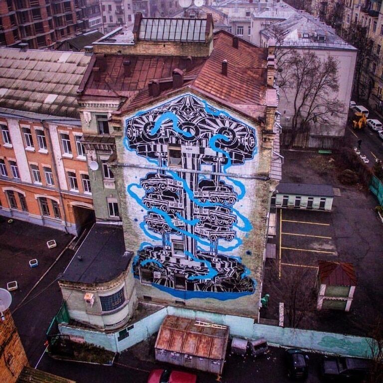 В Киеве нарисовали мурал с каруселью: фотофакт
