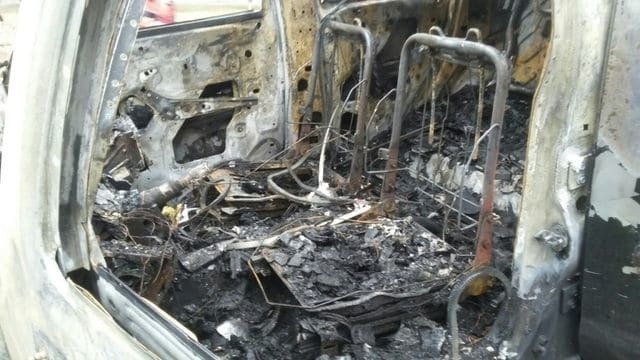 У Запоріжжі вночі спалили дорогущий "Хаммер": опубліковано фото