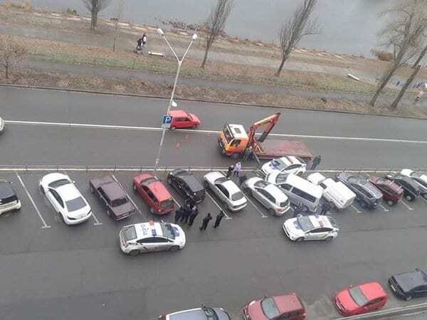 У Києві поліцейський заснув за кермом і протаранив паркан автостоянки