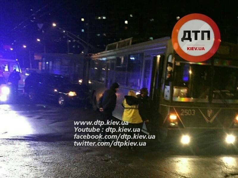 У Києві авто влетіло в тролейбус: опубліковані фото