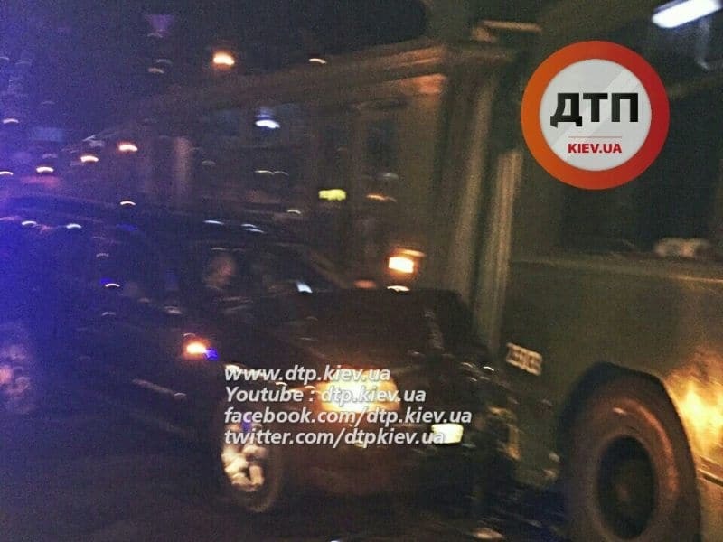 В Киеве авто влетело в троллейбус: опубликованы фото
